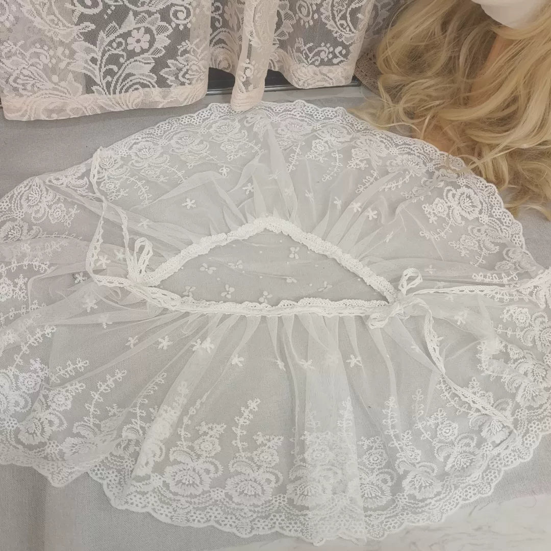 Tocado de tul y encaje blanco con forma de falda