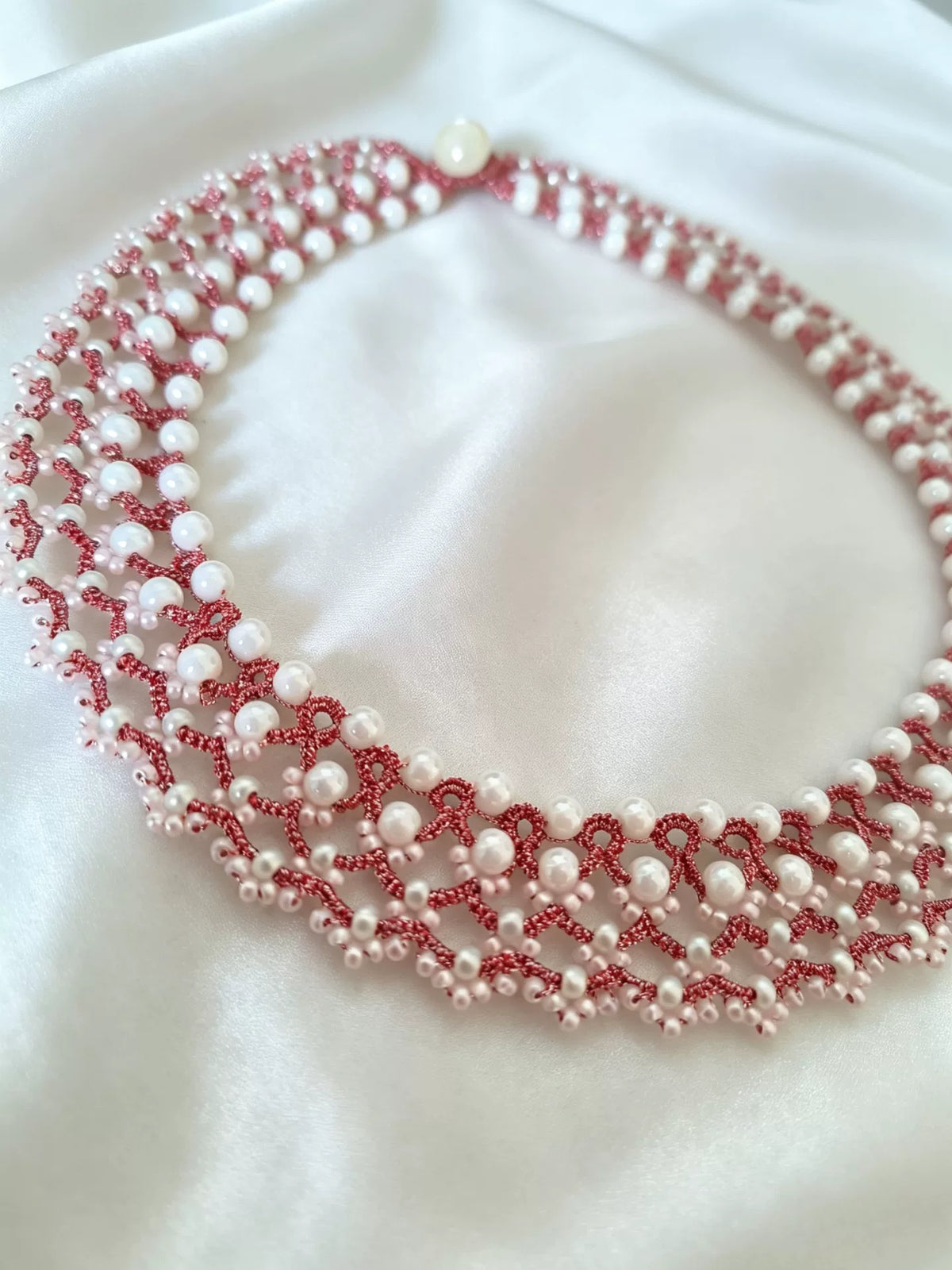 Rosa flätat spets- och pärlhalsband