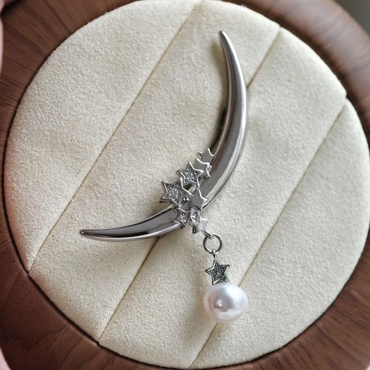 Broche Celestial de Lua e Estrela com Pérola de 8,3mm