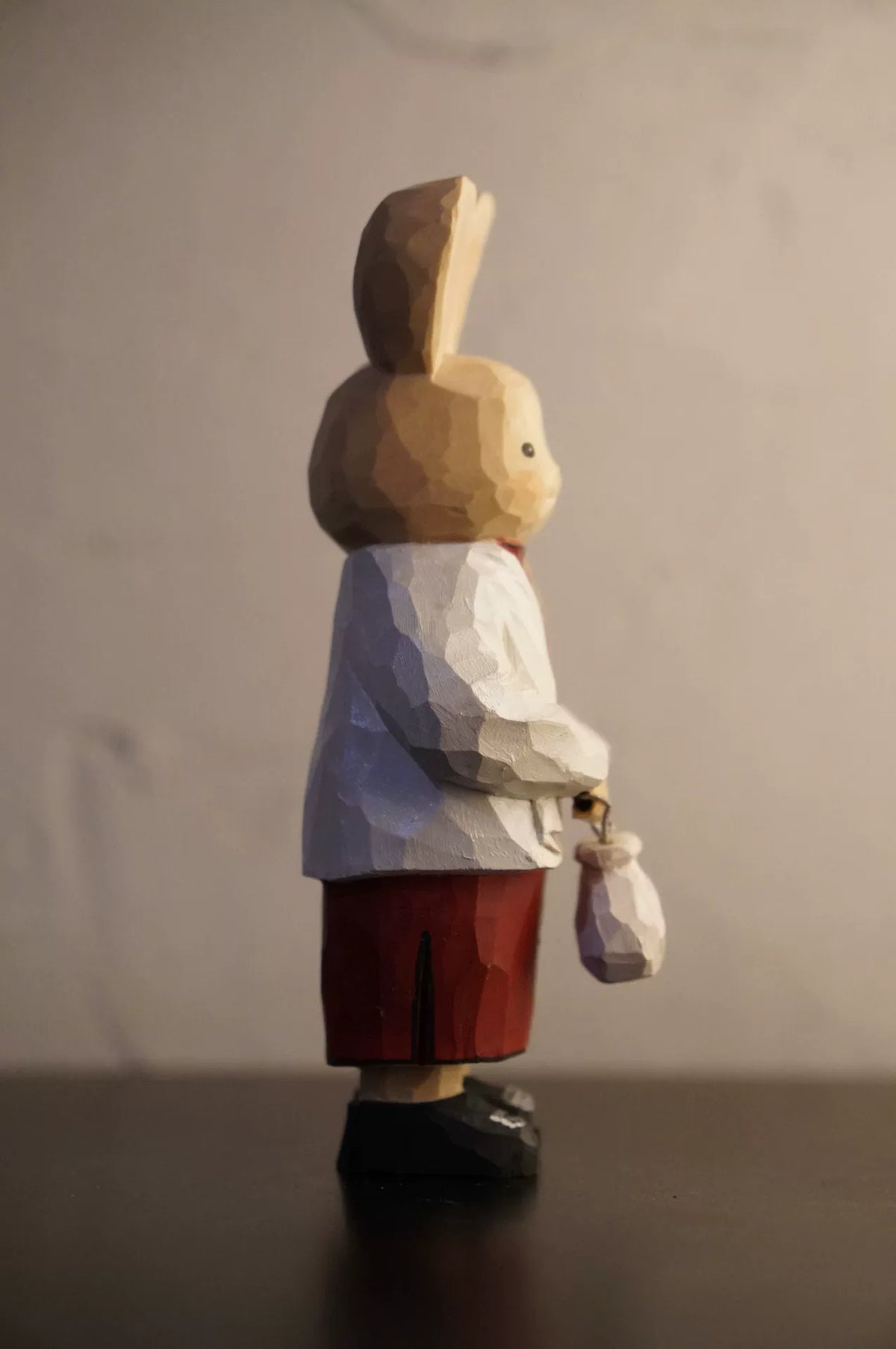 Figurine de lapin en bois de tille sculptée à la main avec sac à main