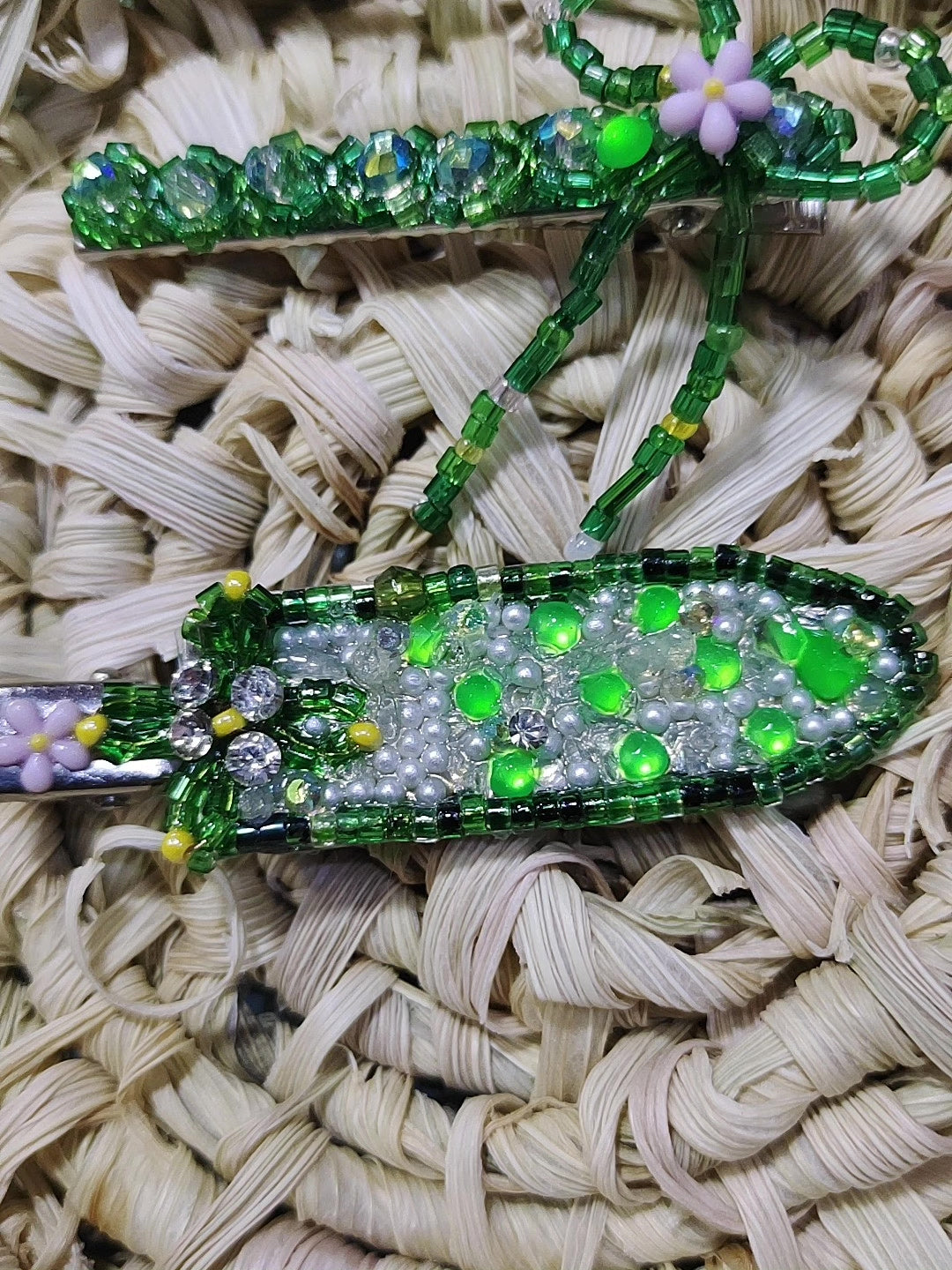 Handgjort set med pärlade hårspännen i gröna blommor