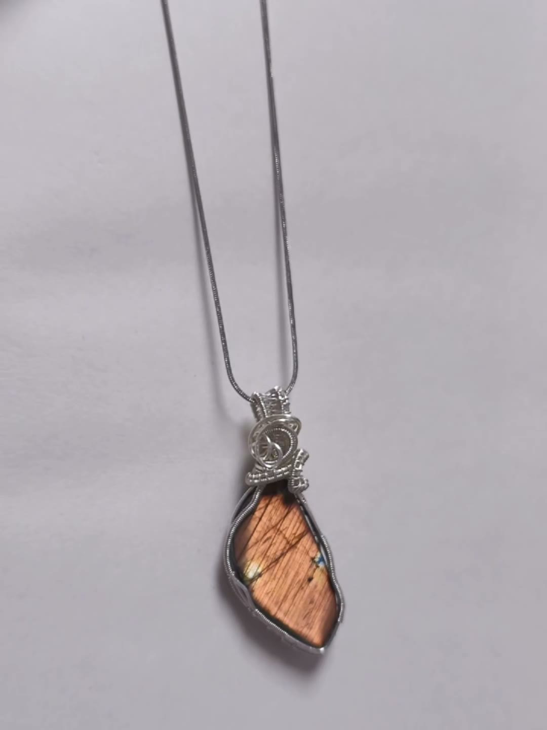 Collana artigianale in labradorite arancione avvolta nel filo