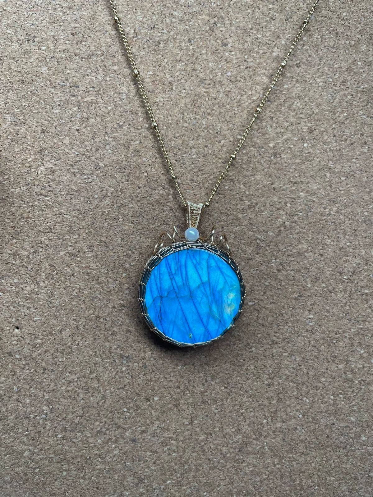 Collana con pendente in labradorite blu e filo avvolto