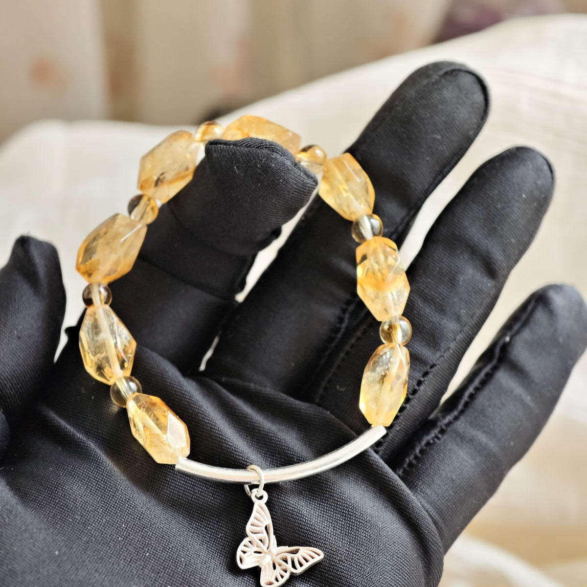 Armband med citrinpärlor i tornform och fjjäril i silver