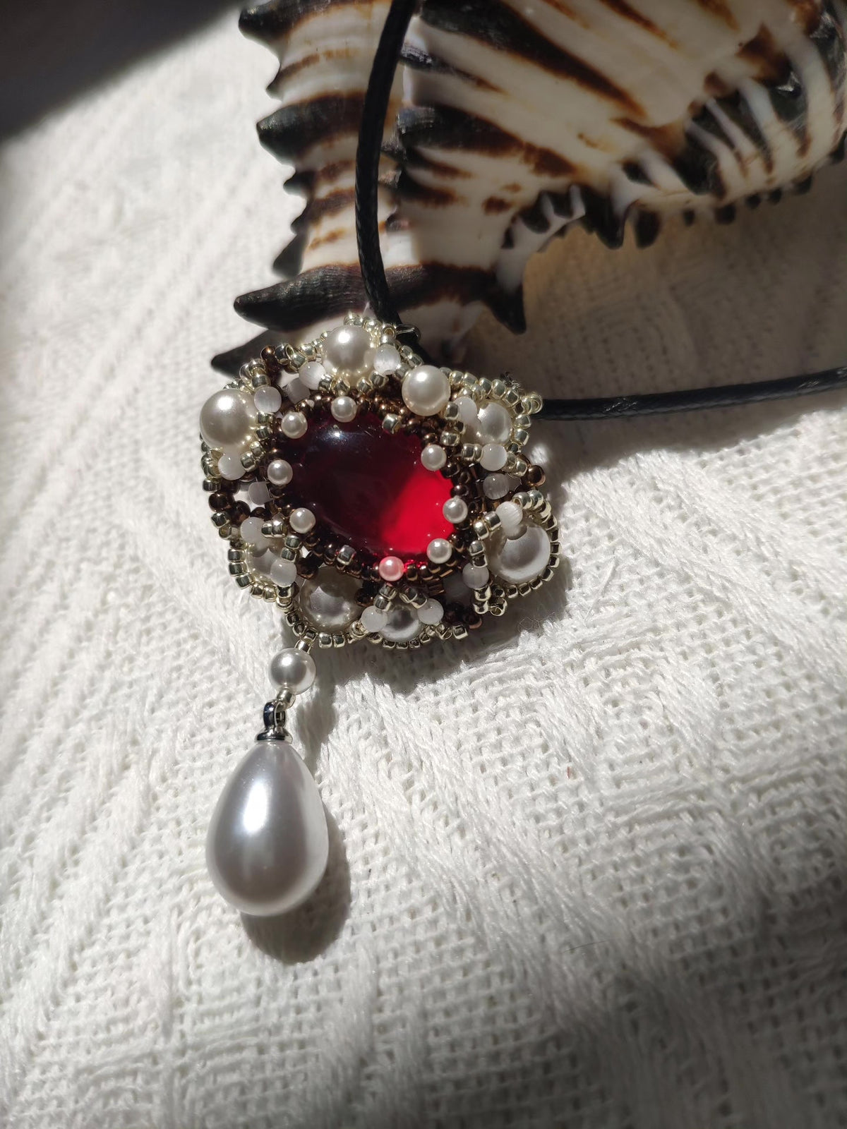 Handgefertigte Perlenkette mit rotem Cabochon und Perlanhänger