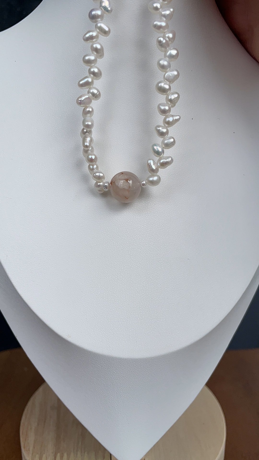 Collier en perles d'eau douce baroques et agate fleur de cerisier