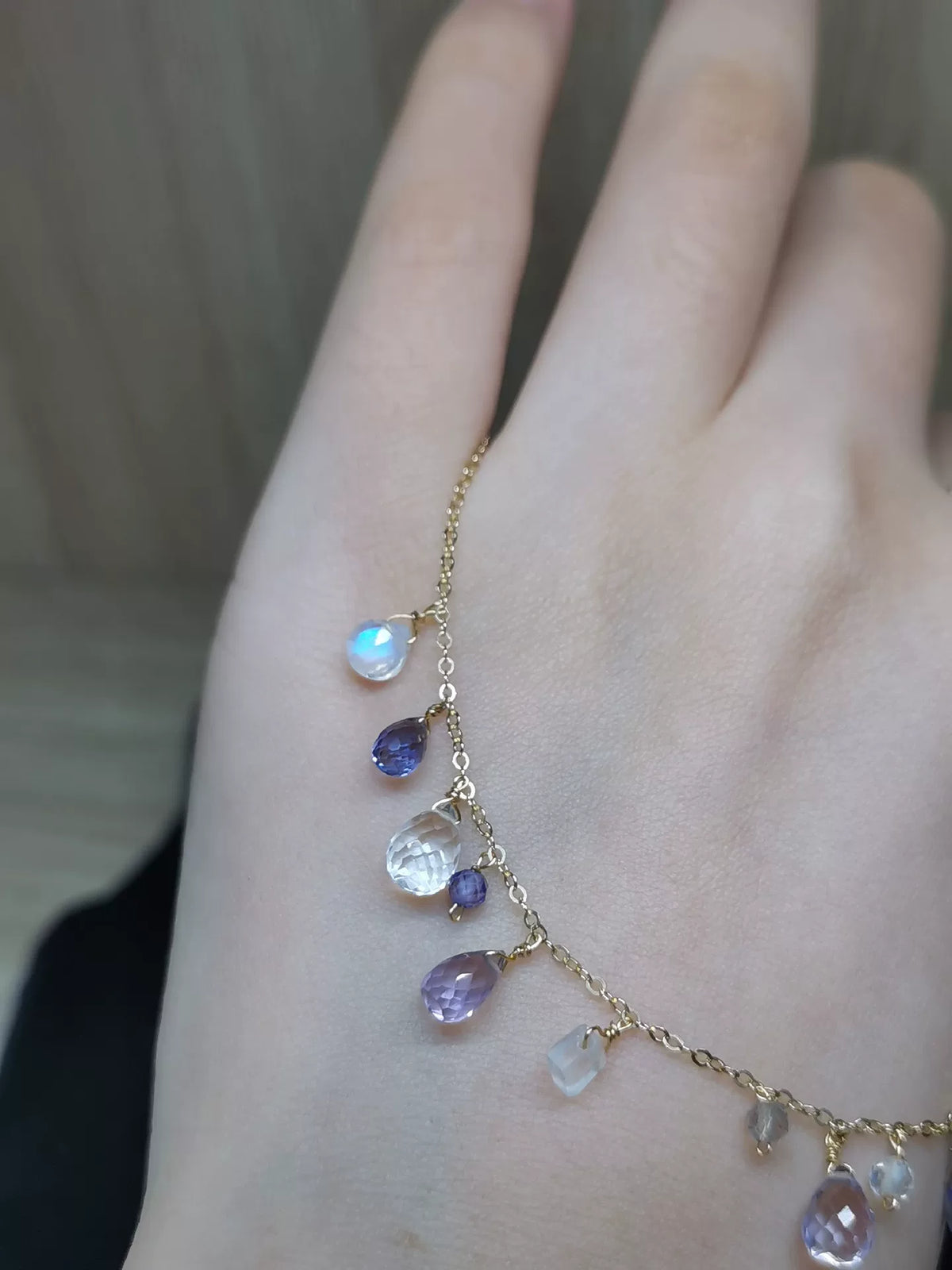Justerbart armband i guldfyllt med ädelstenar