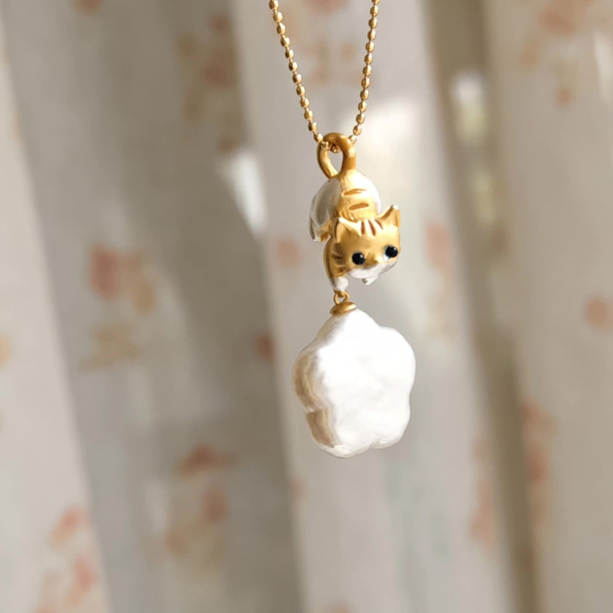 Collier chat avec perle fleur de prunier de 18 mm