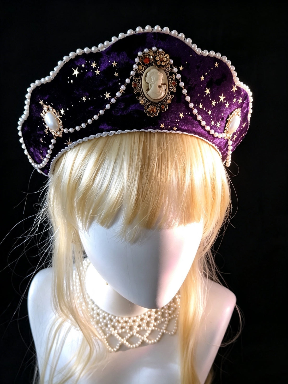 Paarse fluwelen kokoshnik-kroon met gouden sterren