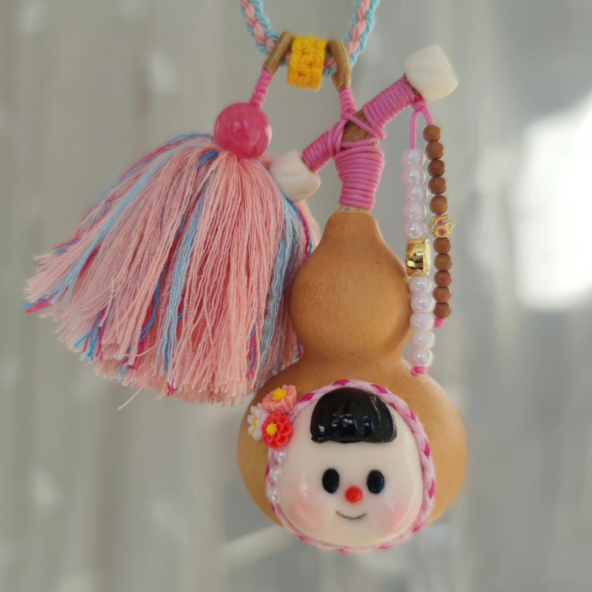 Suspension décorative faite main avec poupée en calebasse
