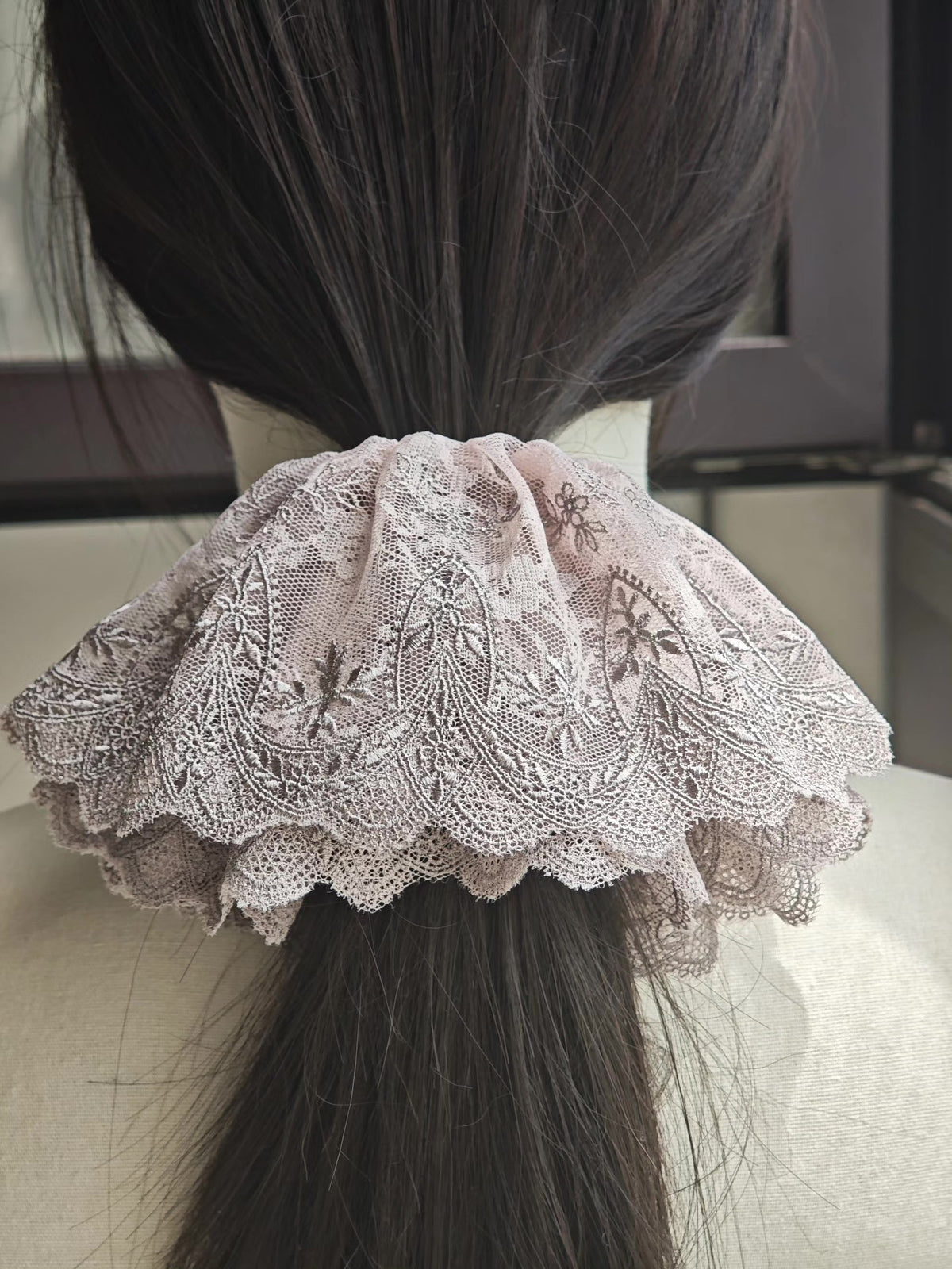 Scrunchie de encaje rosa empolvado con jacquard floral