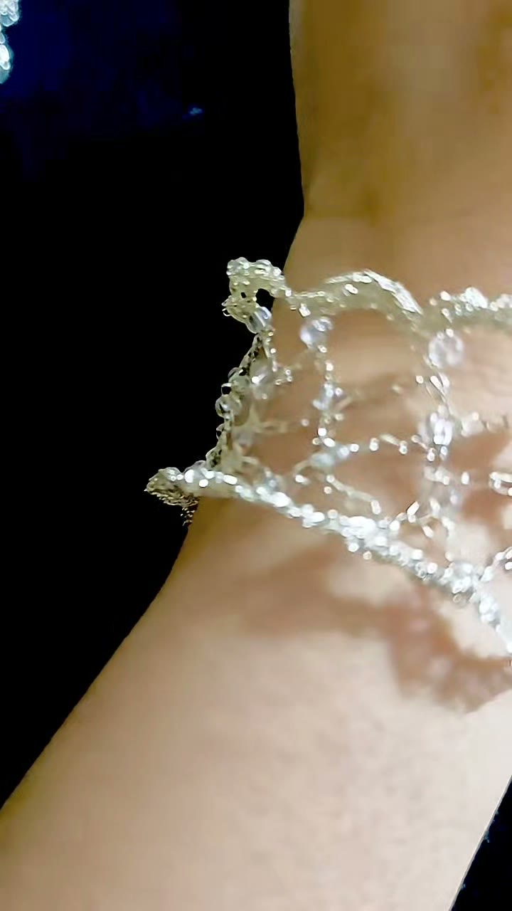 Bracelete de Renda em Fio de Metal Crochetado à Mão