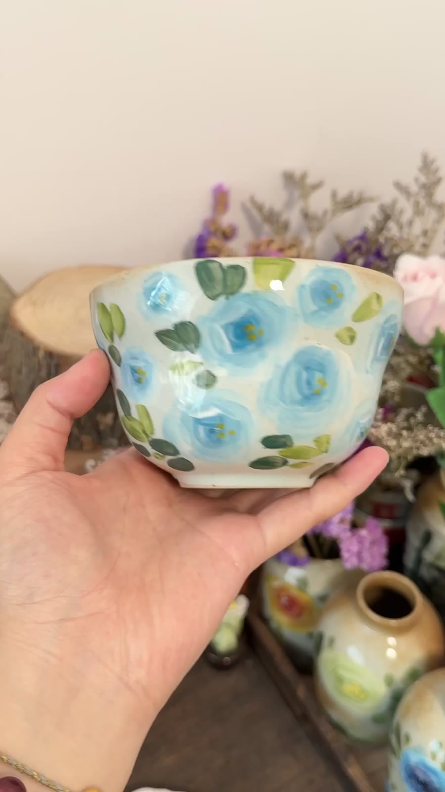 Handgjord keramikskål med blå ros, 11,5 cm