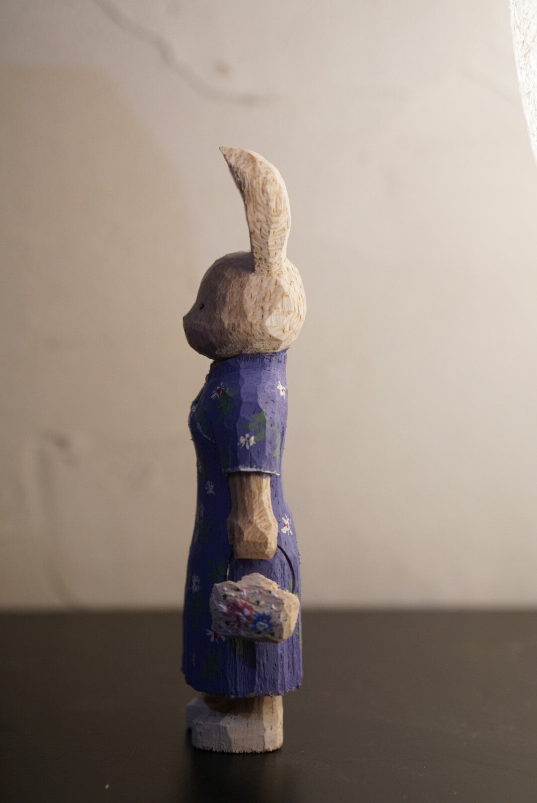 Handgeschnitzte Holzfigur Kaninchen im Qipao