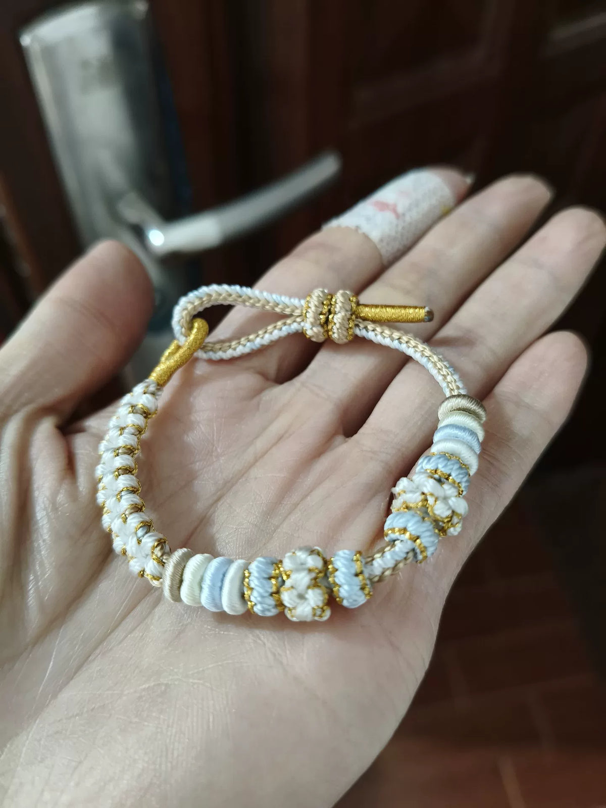 Pulseira Tecida à Mão Roxa Branco e Dourado com Nó de Flor de Pêssego