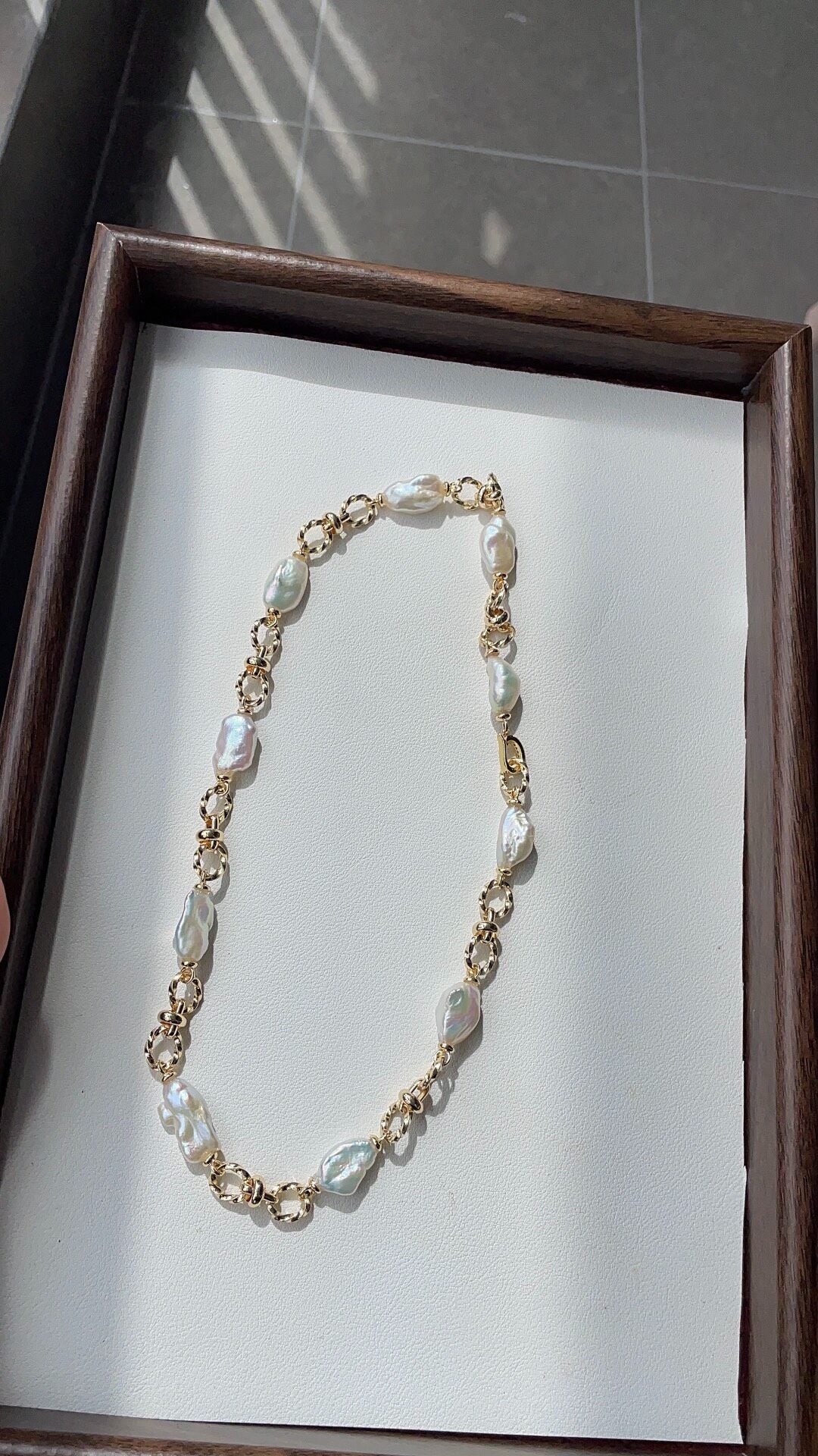 Collier chaîne en acier titane et perles baroques