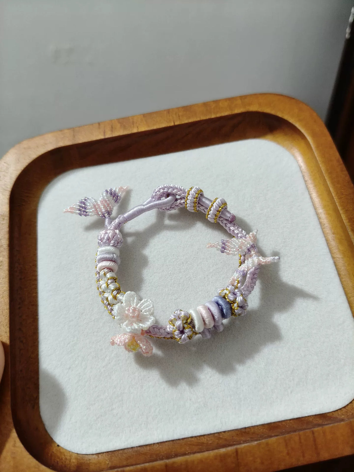 Pulseira de Cordão Trançada à Mão Lavanda e Branco Dourado