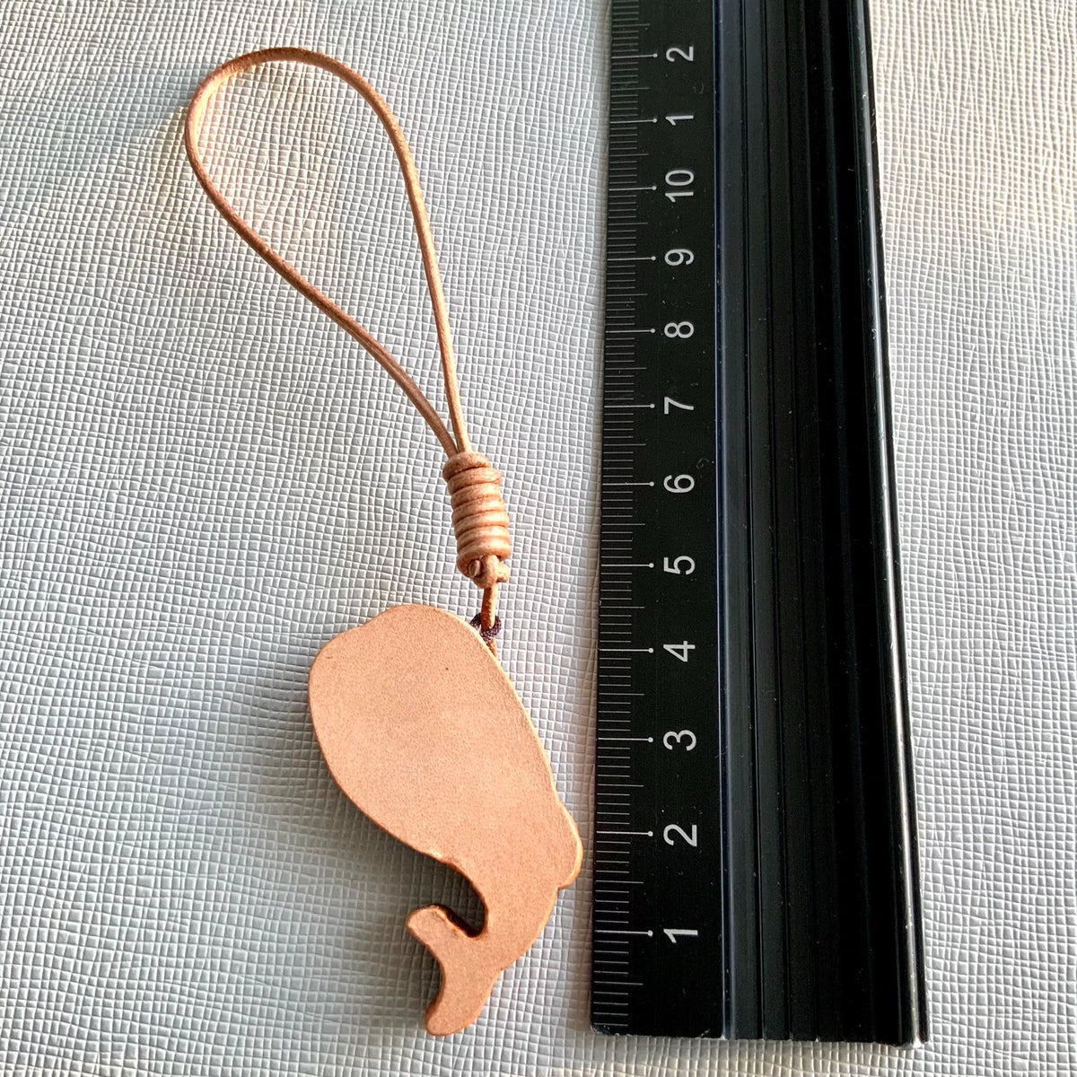 Llavero con amuleto de ballena de cuero tallado a mano