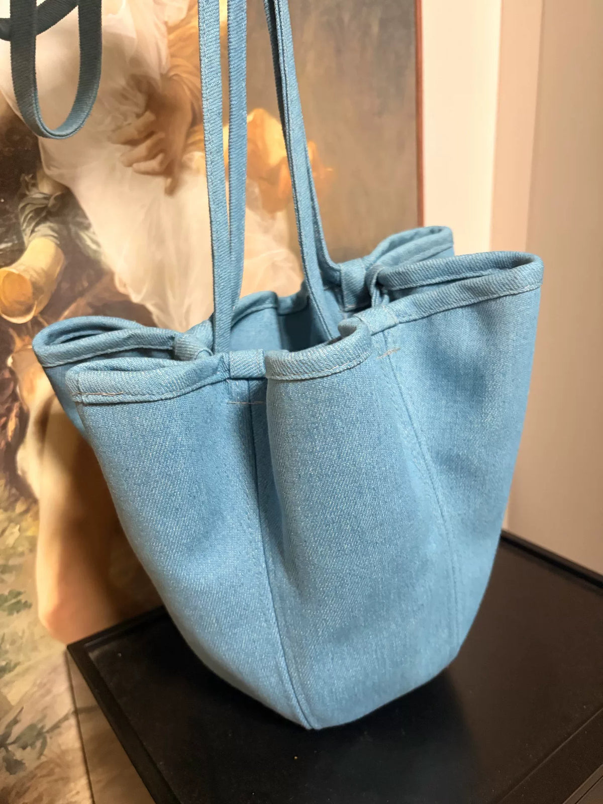 Cappello a secchiello azzurro con tesa ampia