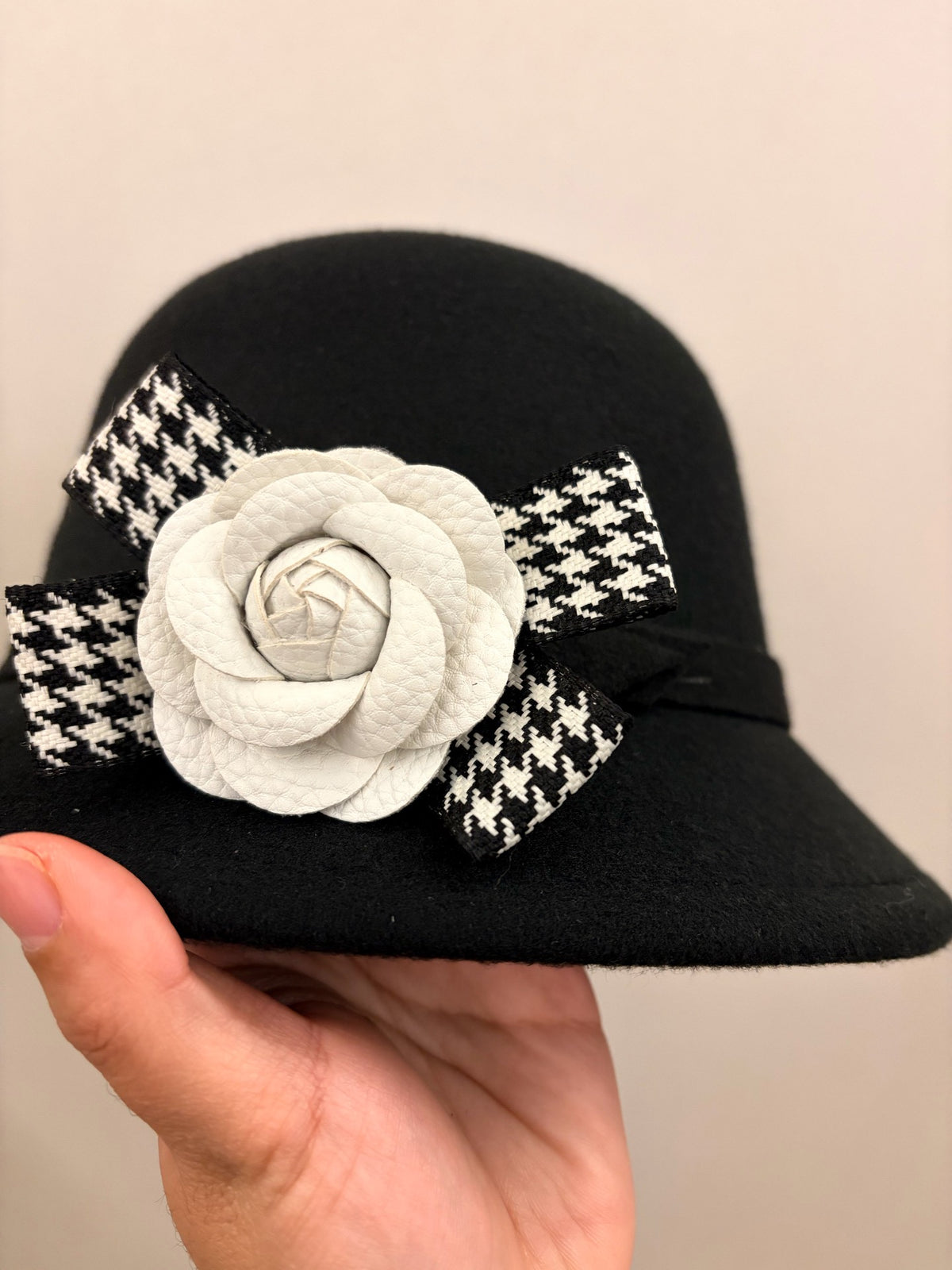Bucket hat nero con fiore bianco e fiocco