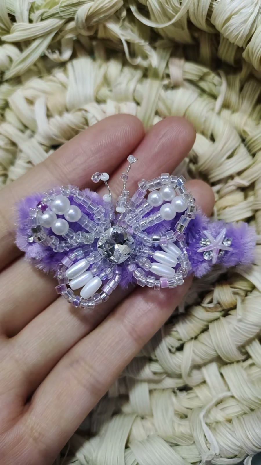 Barrette papillon en peluche violette et perles