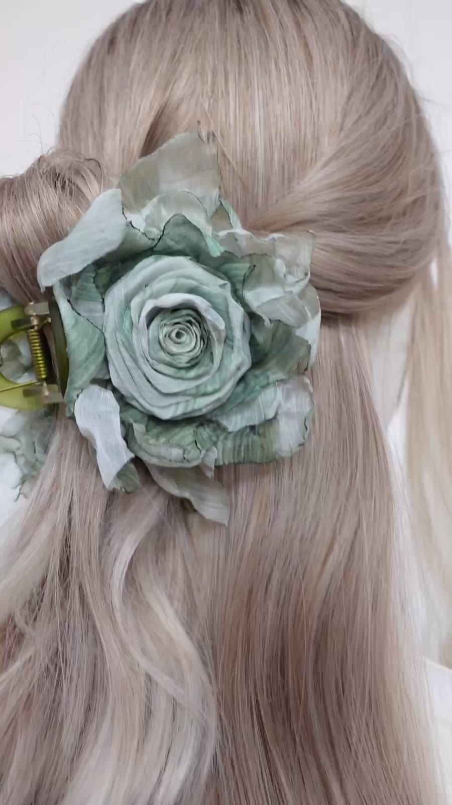 Pince à cheveux avec roses en tissu vert