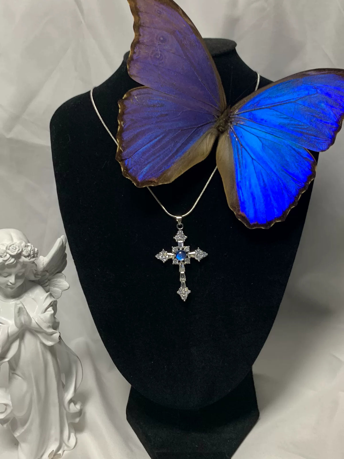 Collier pendentif croix Blue Morpho