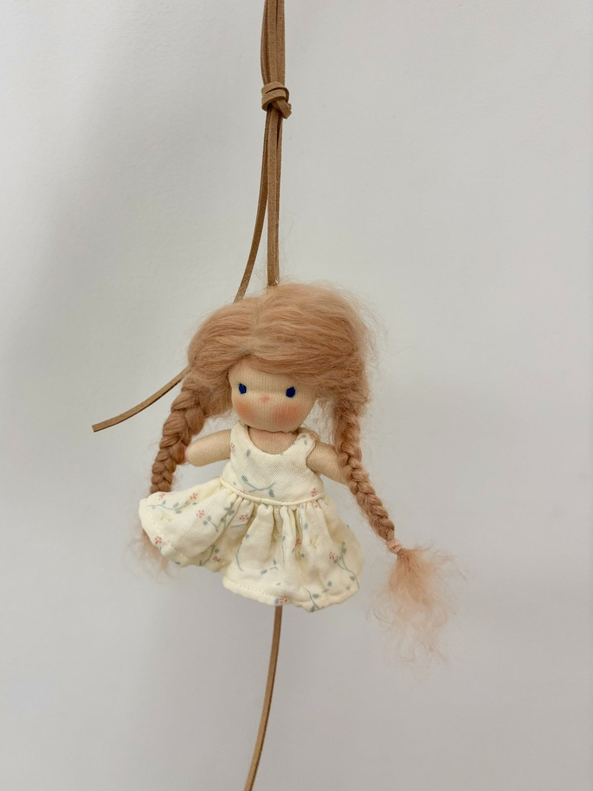 Pendente Boneca Waldorf Artesanal 11 cm