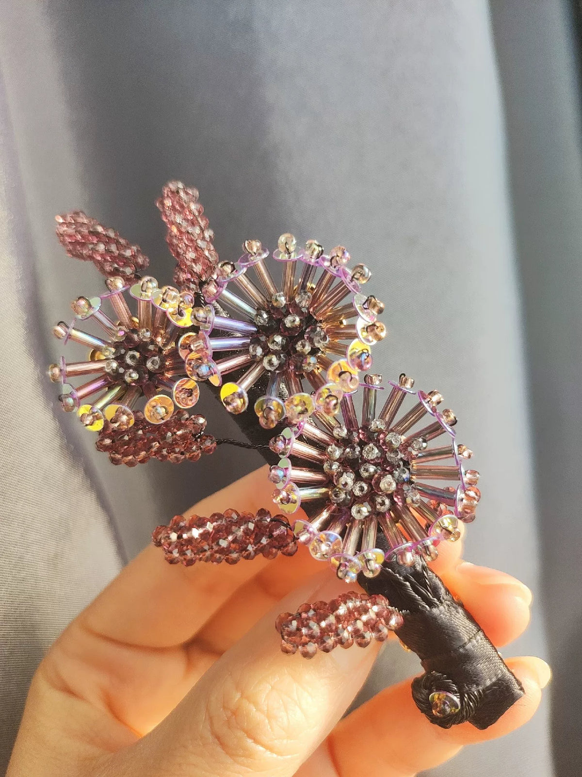 Presilha de Cabelo de Bico de Pata com Denteão em Contas