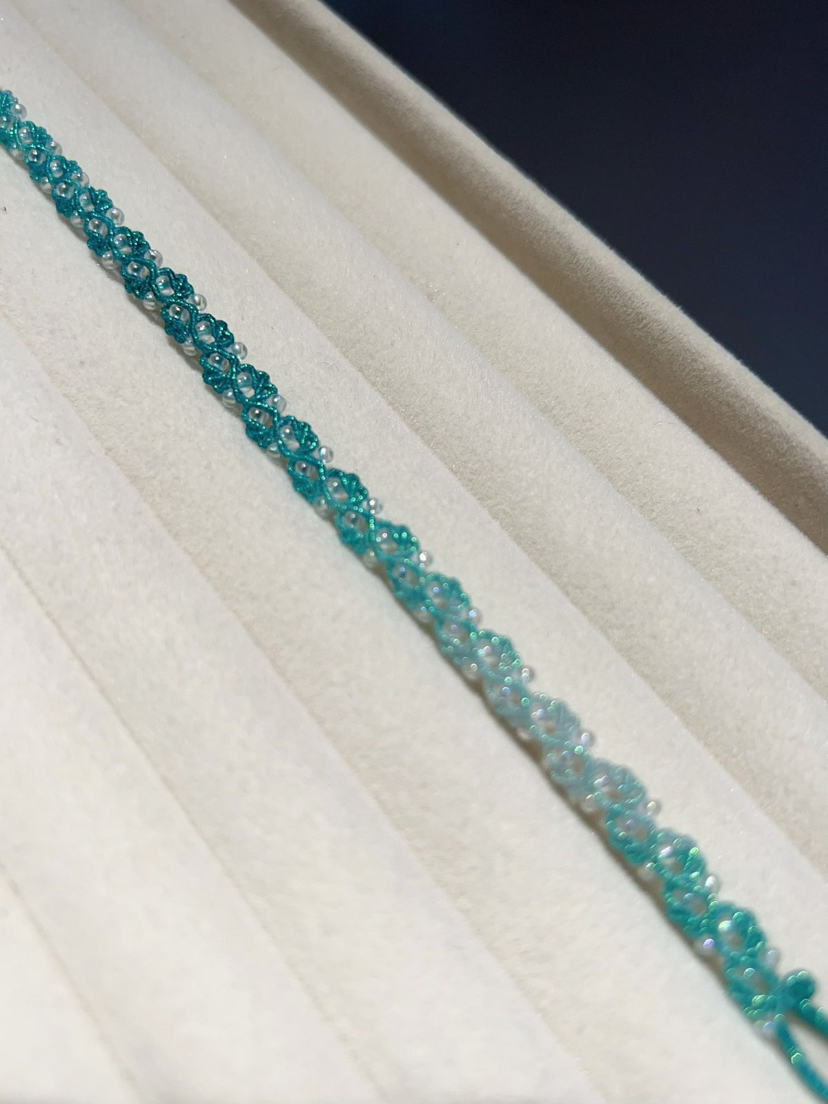 Pulseira de Cordão Encerado com Renda e Miçangas Ciano