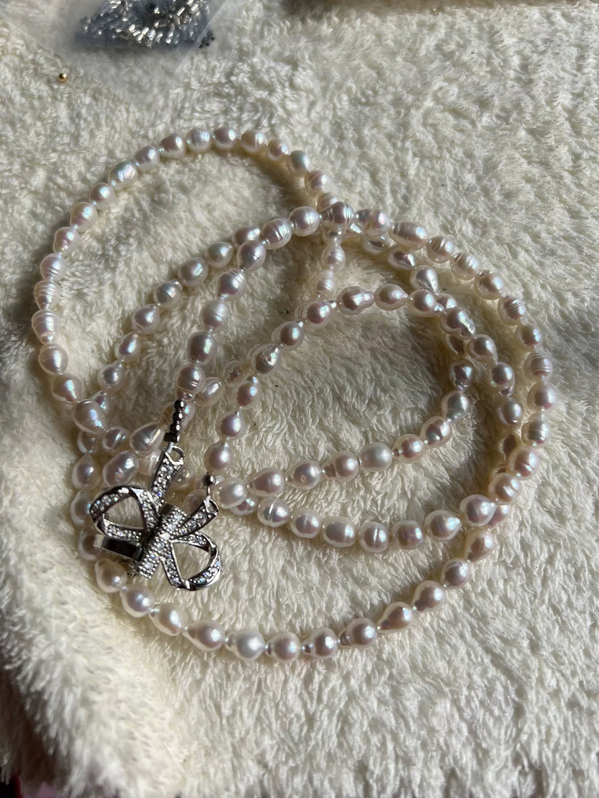 Collier à deux rangs de perles d'eau douce fermoir nœud