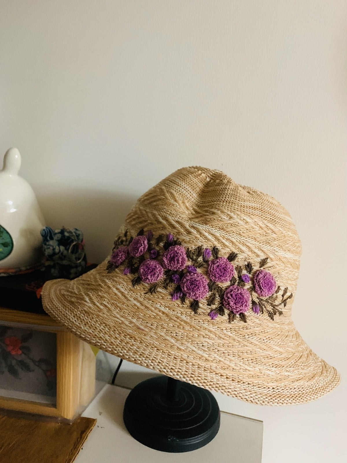 Chapeau bob en paille artisanal broderie de fleurs violettes