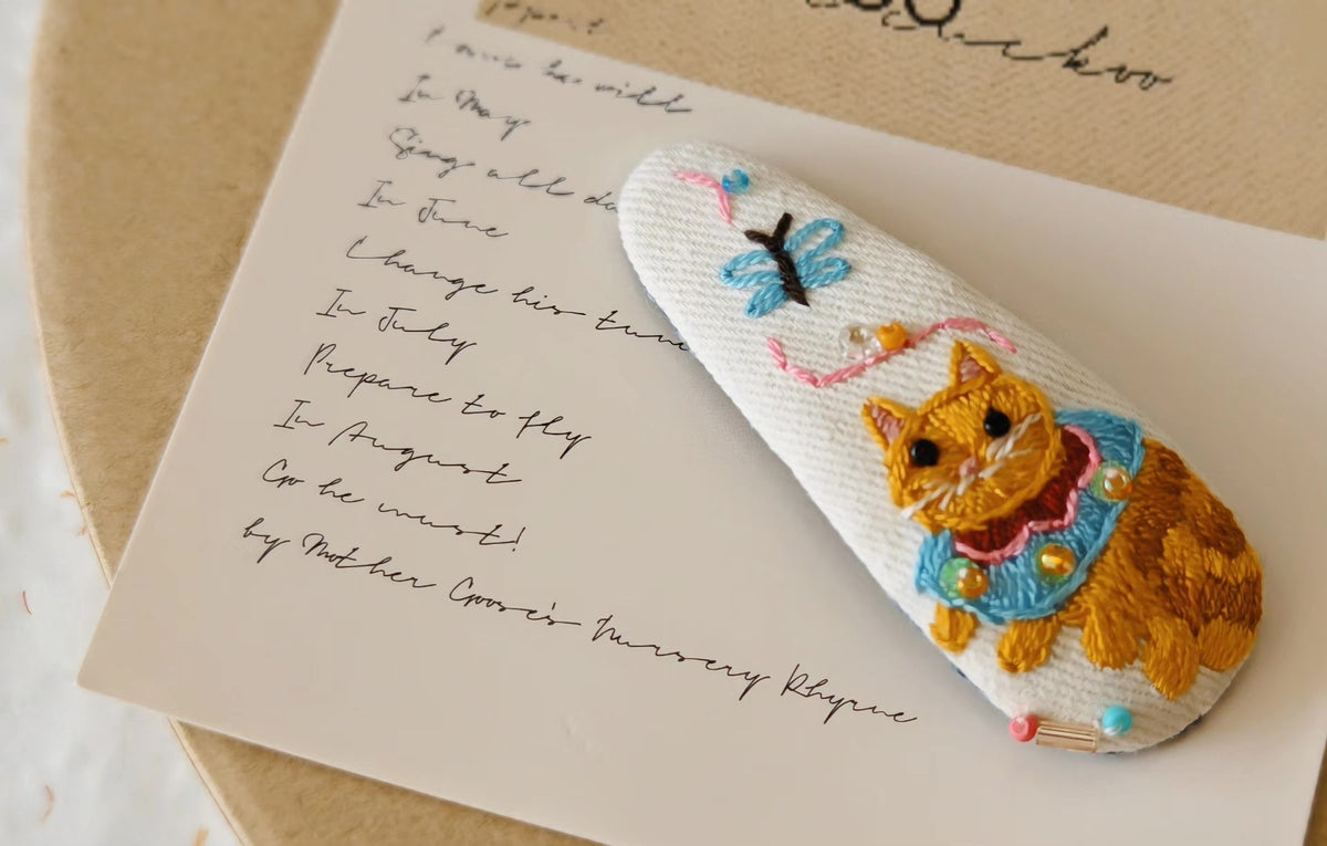 手刺繍の猫ヘアクリップ アイボリーキャンバス