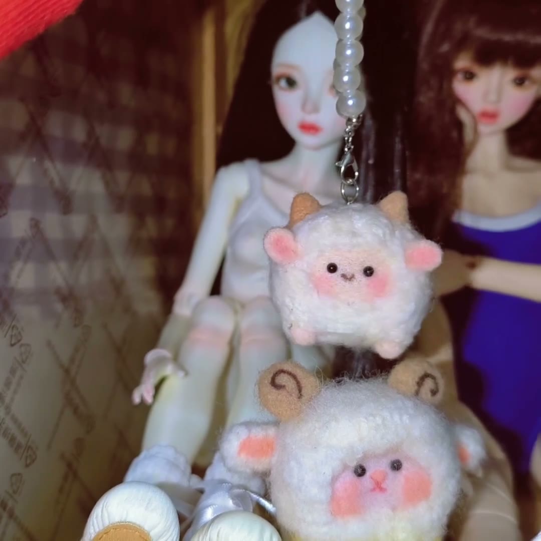 Handgefertigter Lamm-Anhänger aus Wollfilz mit Perlenkette