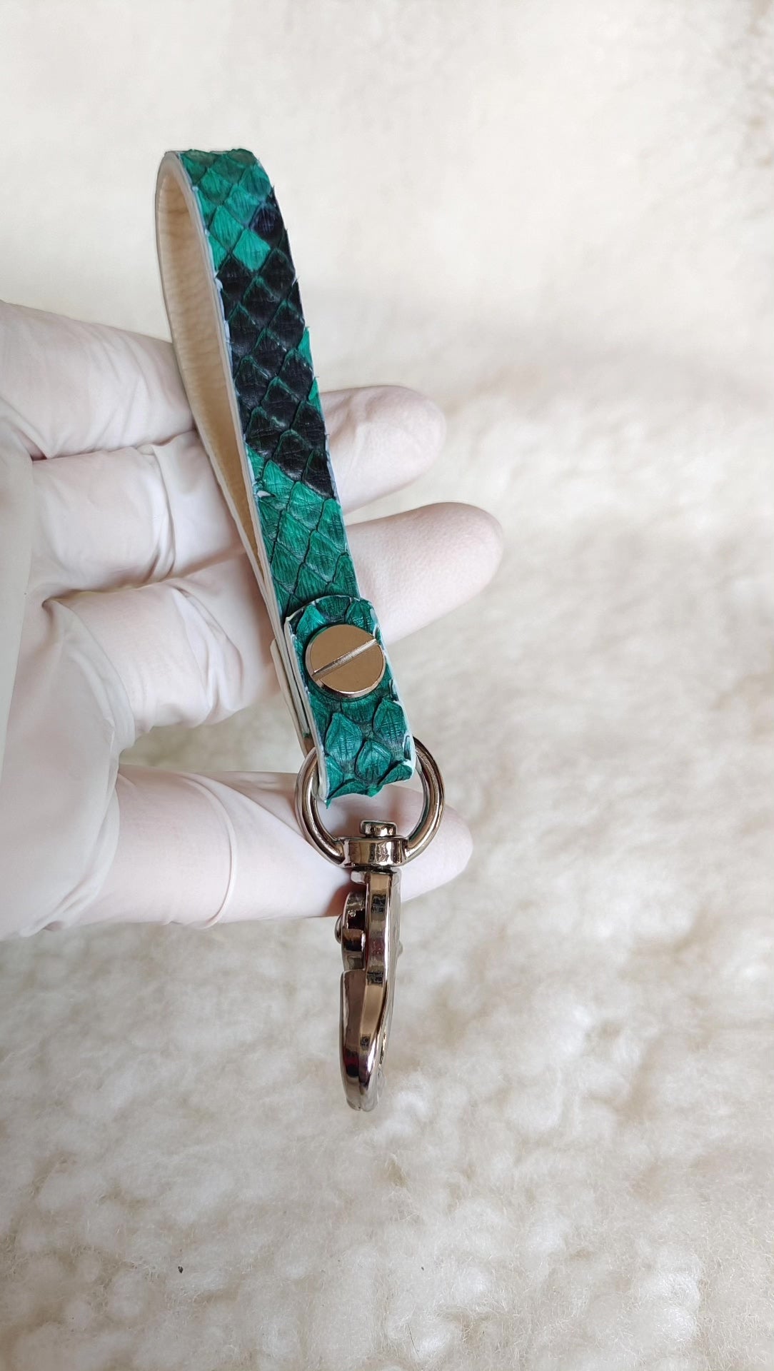 Porte-clés en cuir écailles de dragon vert