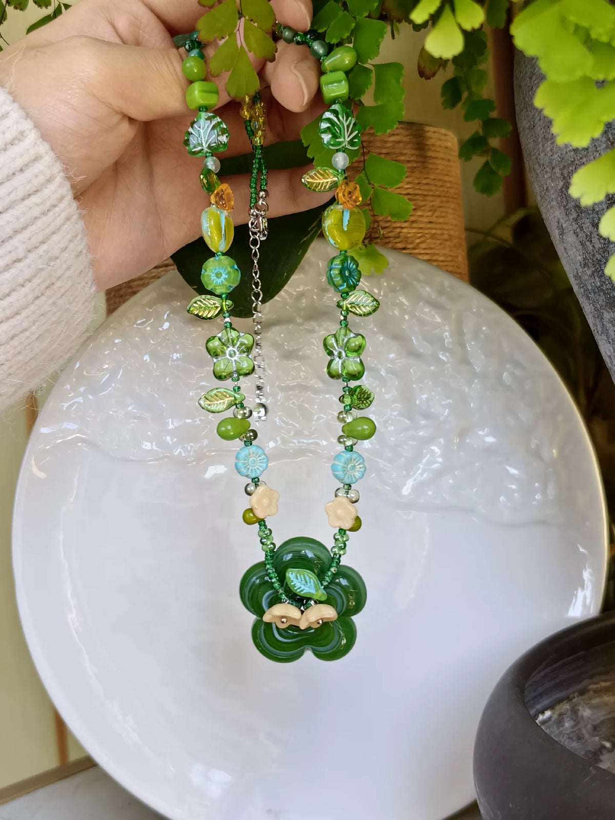 Grüne tschechische Glasperlenkette mit Blumenmotiv
