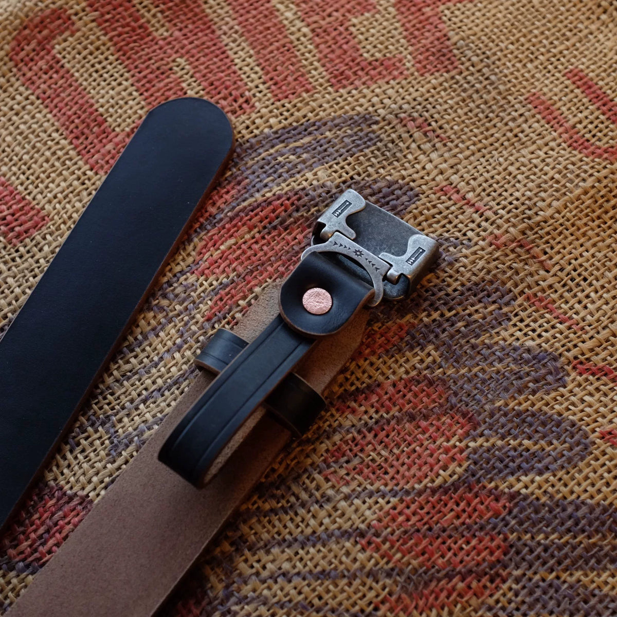 Cintura in pelle Horween Chromexcel con fibbia Thunderbird in ottone