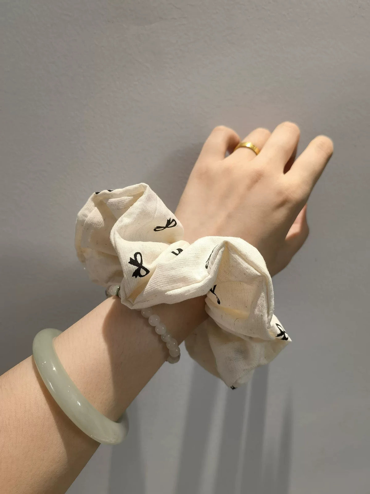 Handgakte Katoen-innen Haarscrunchie Crème