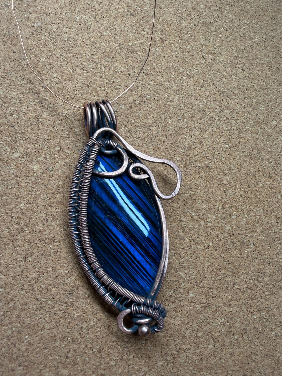 Pendente de Labradorita Azul Feito à M com Fios