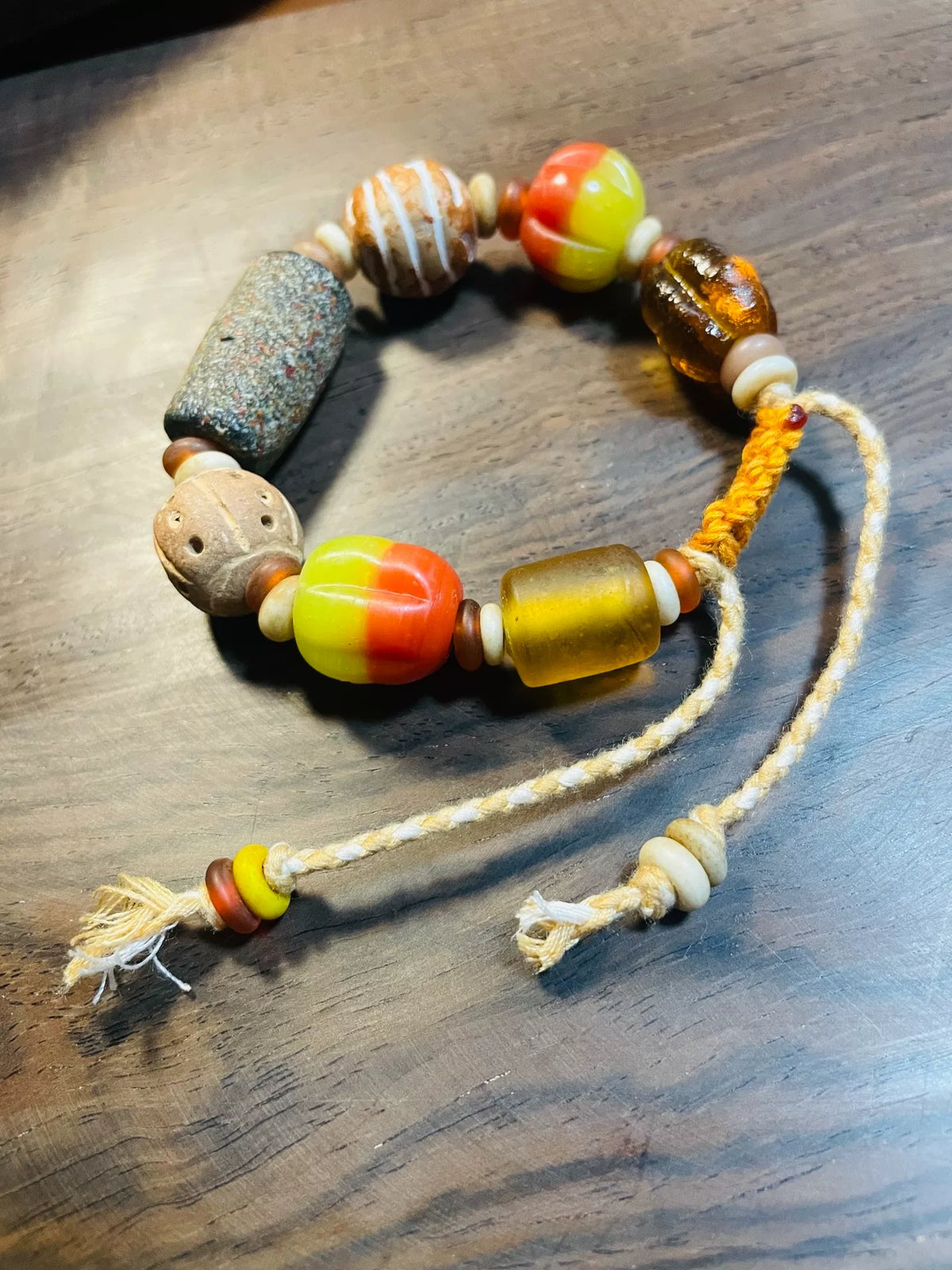 Bracciale con perline in vetro e argilla artigianale