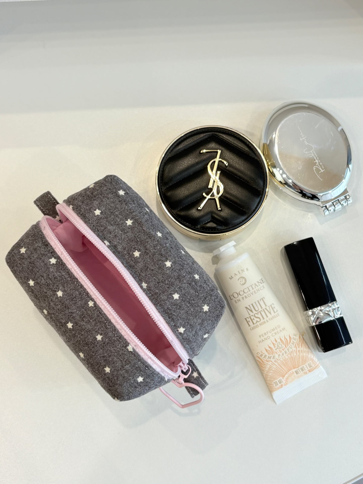 Bolsa de Cosméticos Mini Tofu Cinza com Estrelas