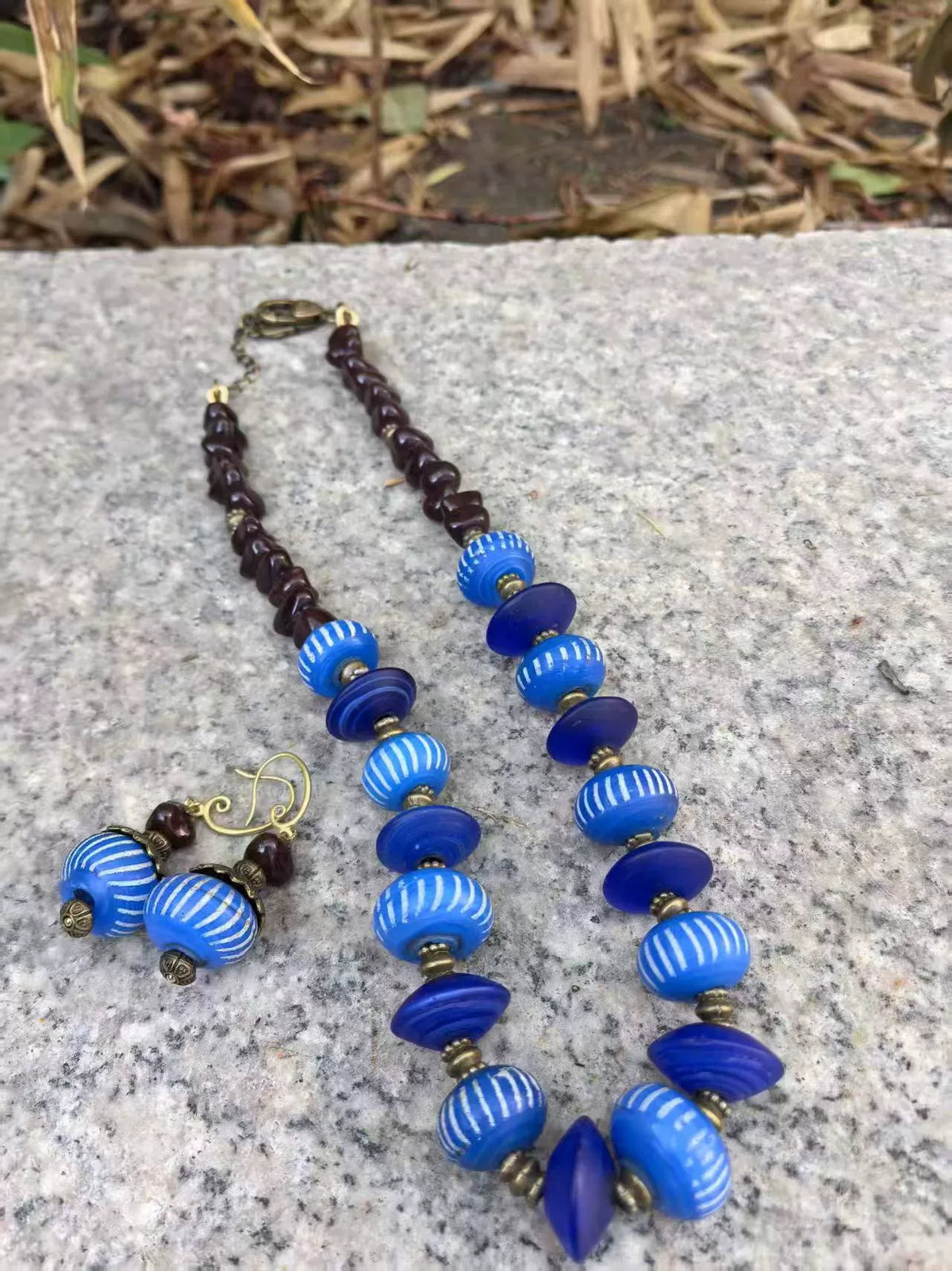 Blaues Glasperlen-Set mit Kette und Ohrringen