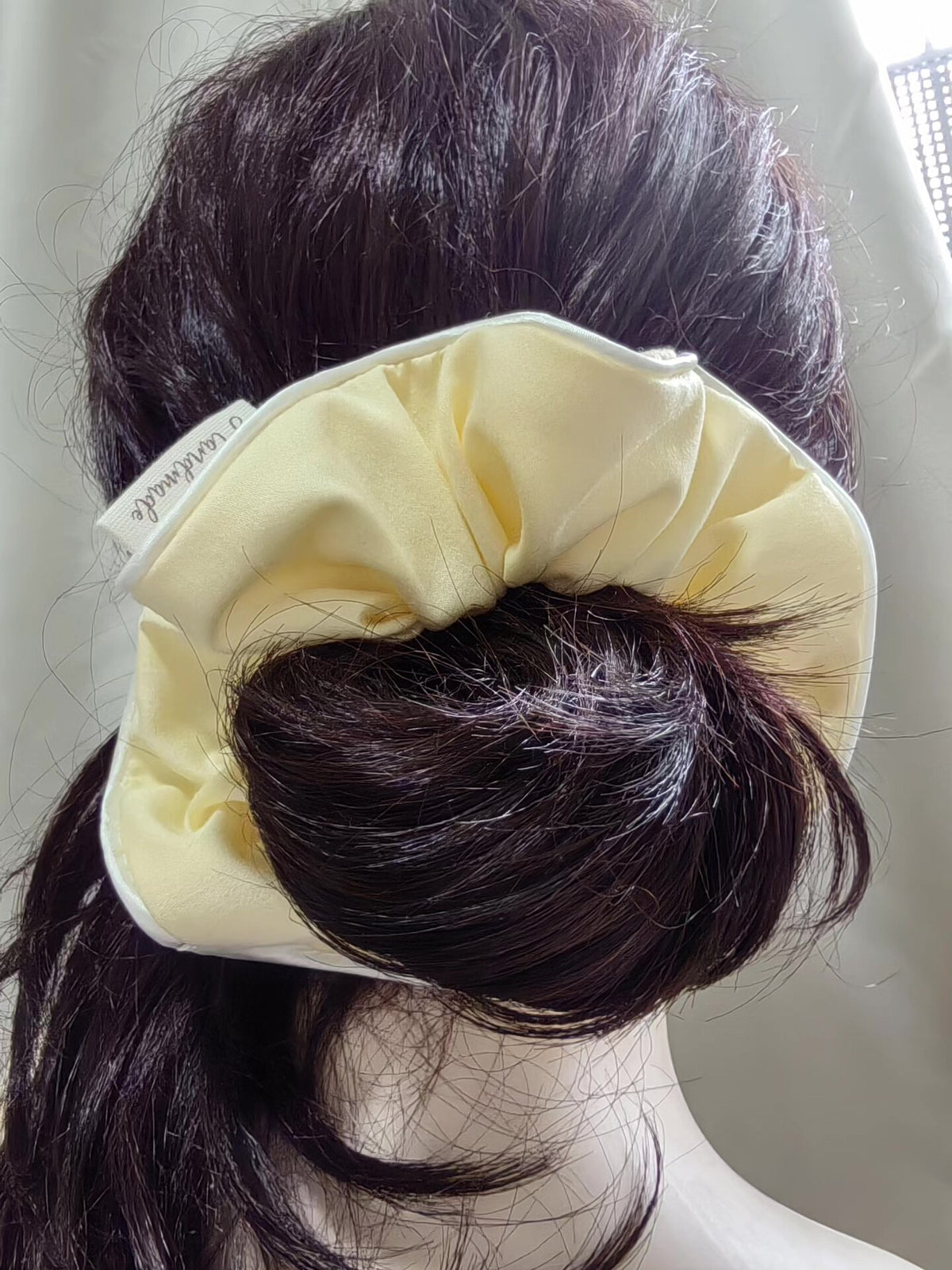 Scrunchie de Aveludo Amarelo Pálido Artesanal