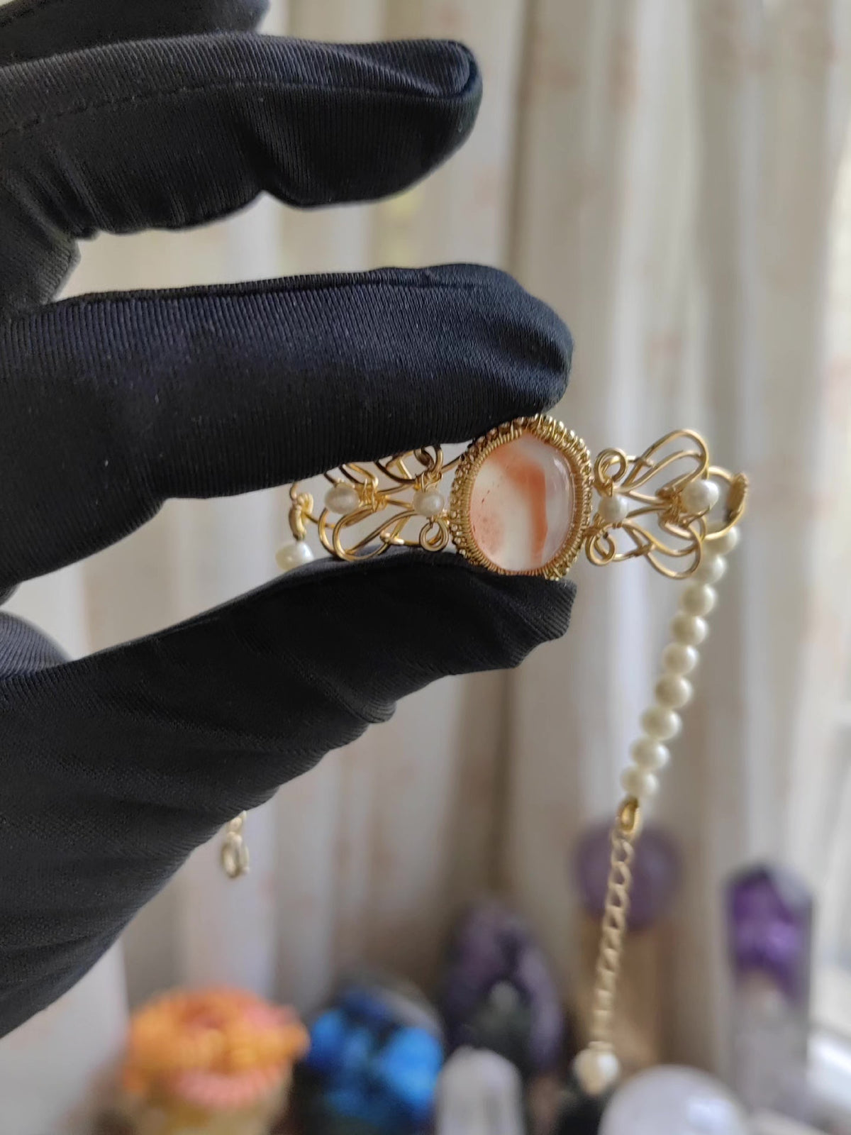Bracelet en agate rouge sud, fil doré et perles