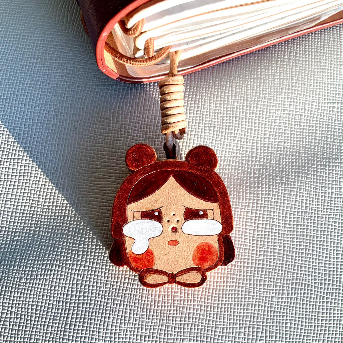 Set Portachiavi e Charm per Borsa in Pelle Incisa a Mano