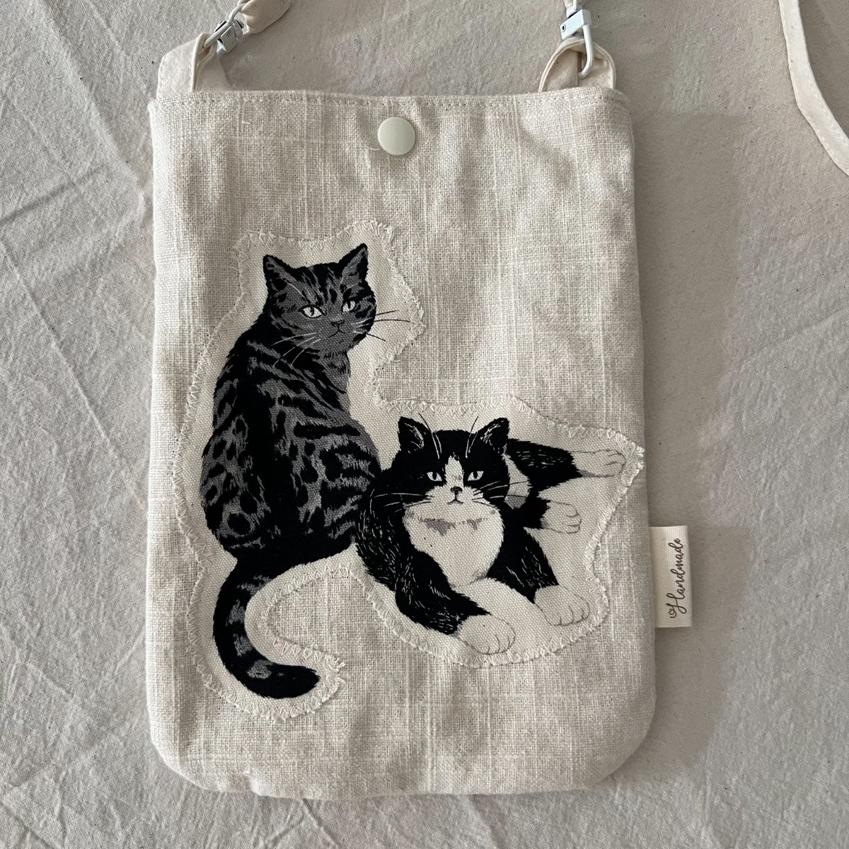 Handgefertigte Baumwoll-Leinen-Handytasche mit Katzen-Applikation