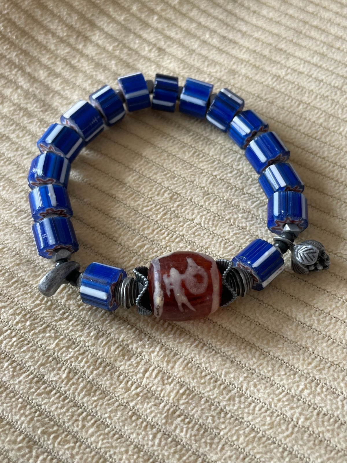Pulsera de vidrio antiguo con cuentas de chevrón azul