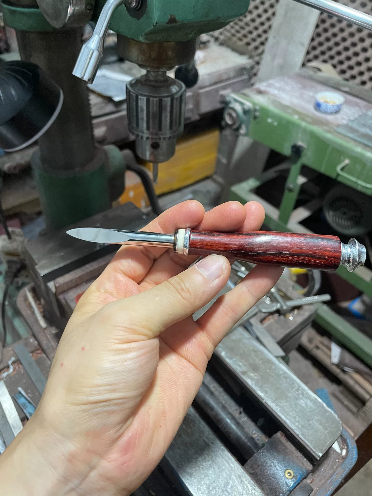 Teemesser mit rotem Sandelholzgriff