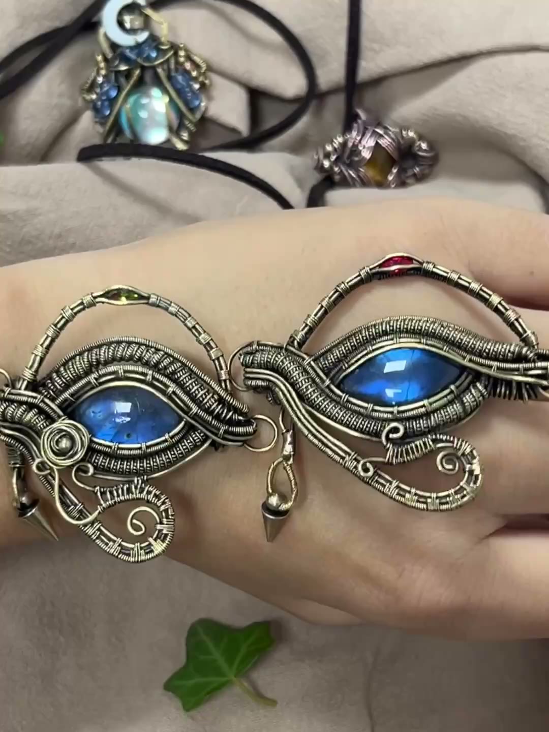 Pendent œil d'Horus en fil de cuivre