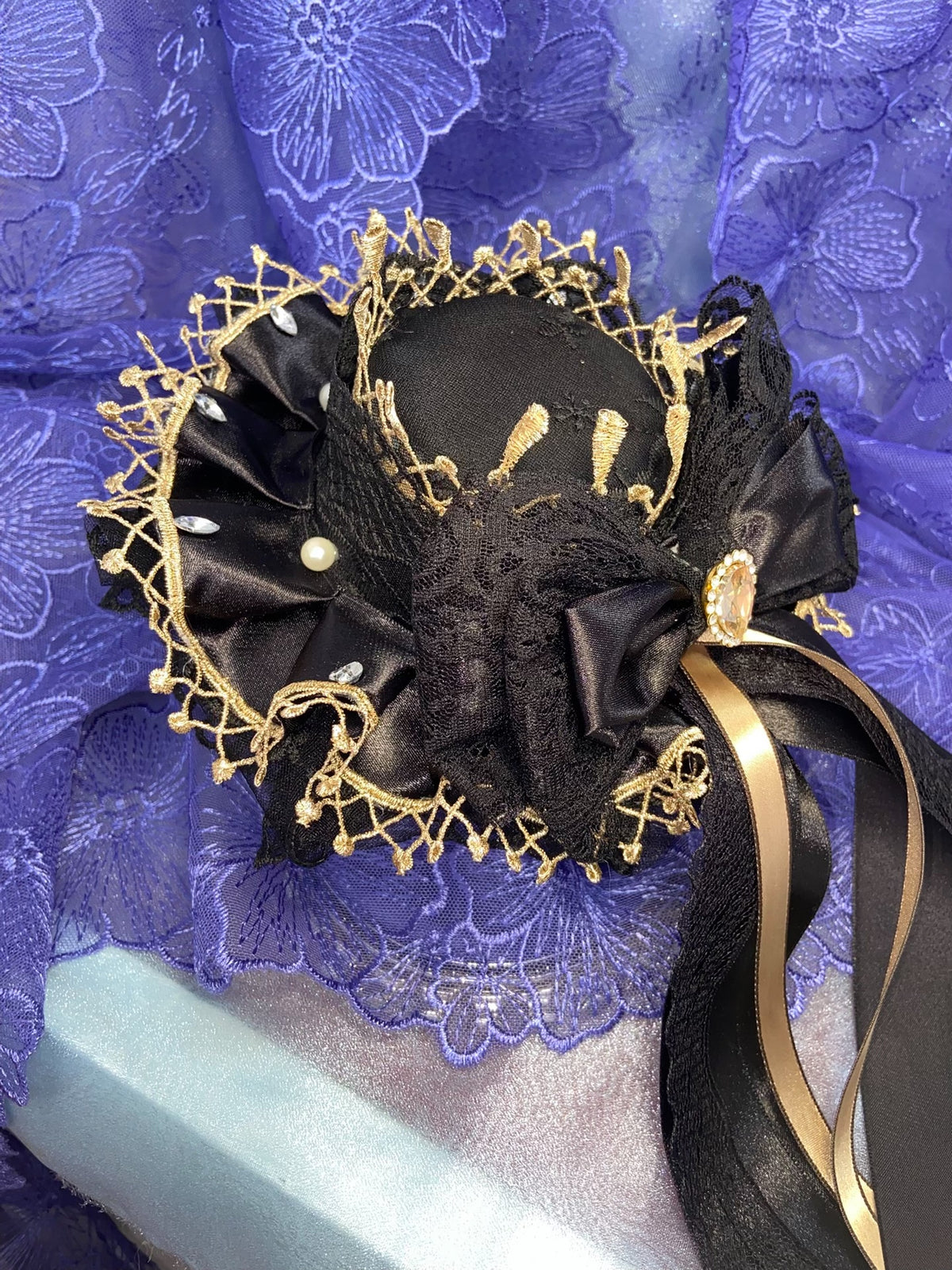 Mini cappello Gothic Lolita nero e oro